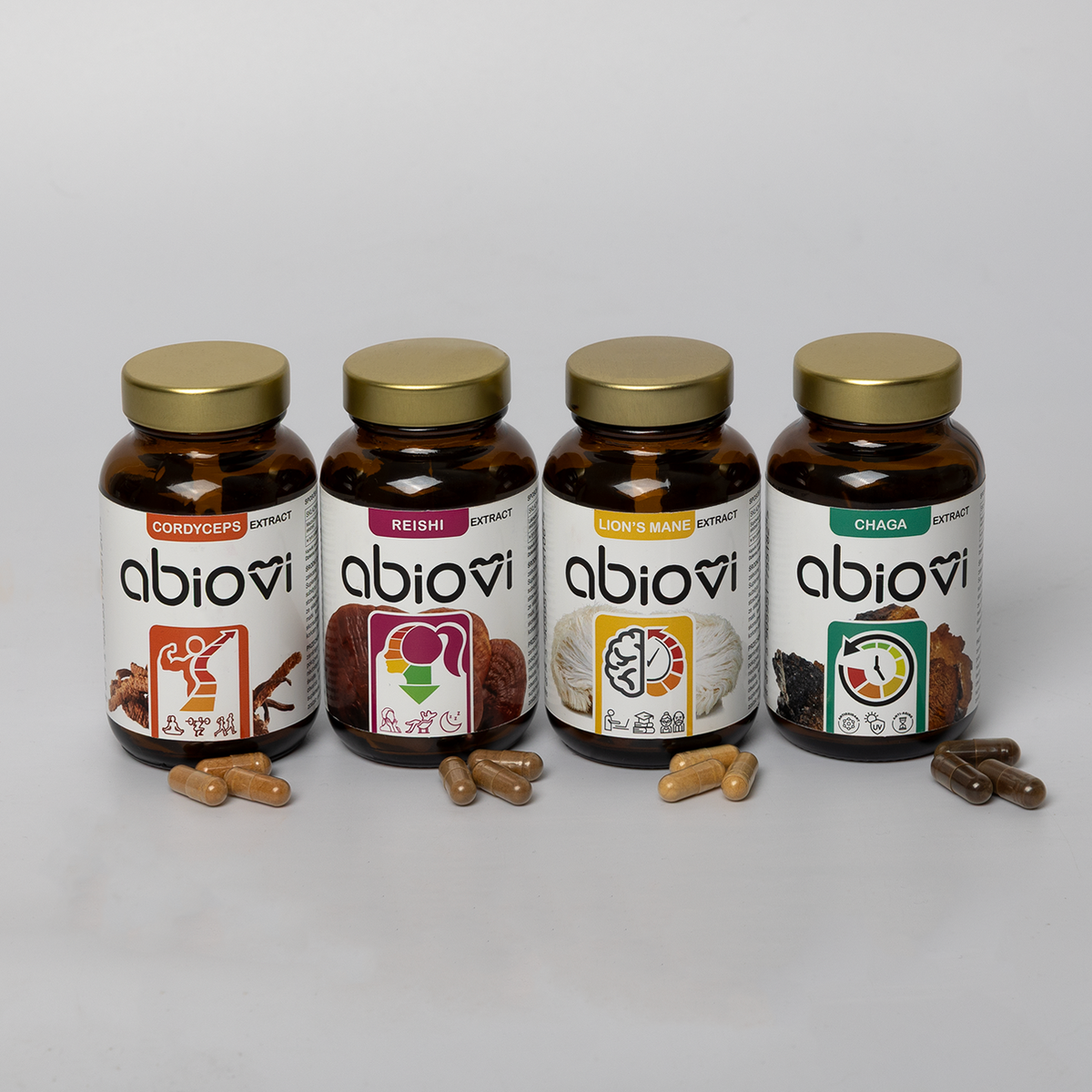 Zestaw 4 ekstraktów Abiovi: Cordyceps, Reishi, Soplówka jeżowata i Chaga z kapsułkami.